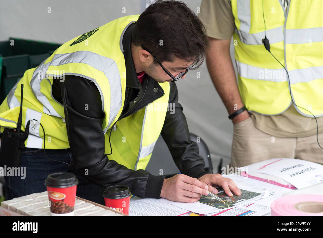 Course for Life volontaire Marshall assistant avec l'organisation de la course - été 2016 Banque D'Images Course for Life volontaire Marshall assistant avec l'organisation de la course - été 2016 Banque D'Images