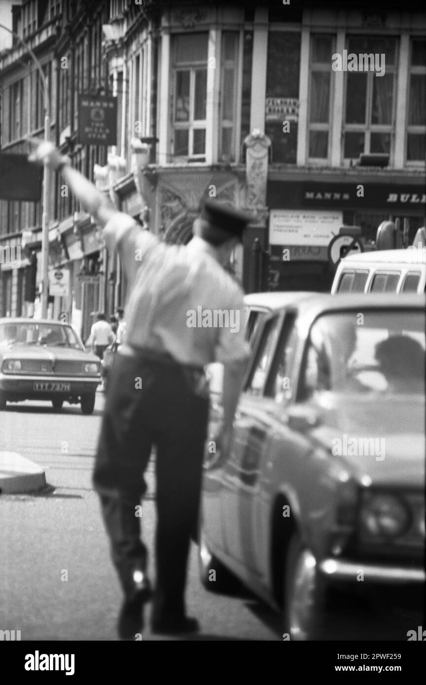 Un policier dans la rue. Londres, Angleterre, 1971 Banque D'Images