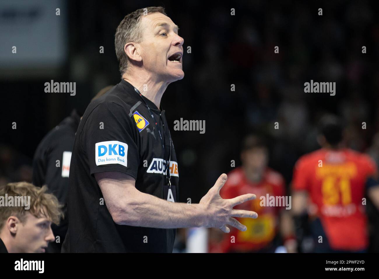 Berlin, Allemagne. 30th avril 2023. Handball: EHF Euro Cup, Allemagne -  Espagne, Matchday 6, Max-Schmeling-Halle. L'entraîneur national allemand  Alfred Gislason cria quelque chose à son équipe. Credit: Andreas  Gora/dpa/Alay Live News Photo