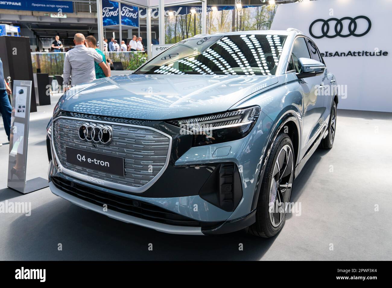 Belgrade, Serbie - 12 mai 2022: Voiture électrique Audi Q4 e-tron au salon de la voiture BG Banque D'Images