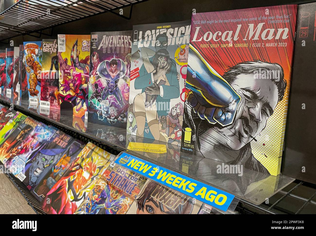 Divers titres de comics sont disponibles à la vente dans le magasin Midtown Comics de Manhattan. Banque D'Images