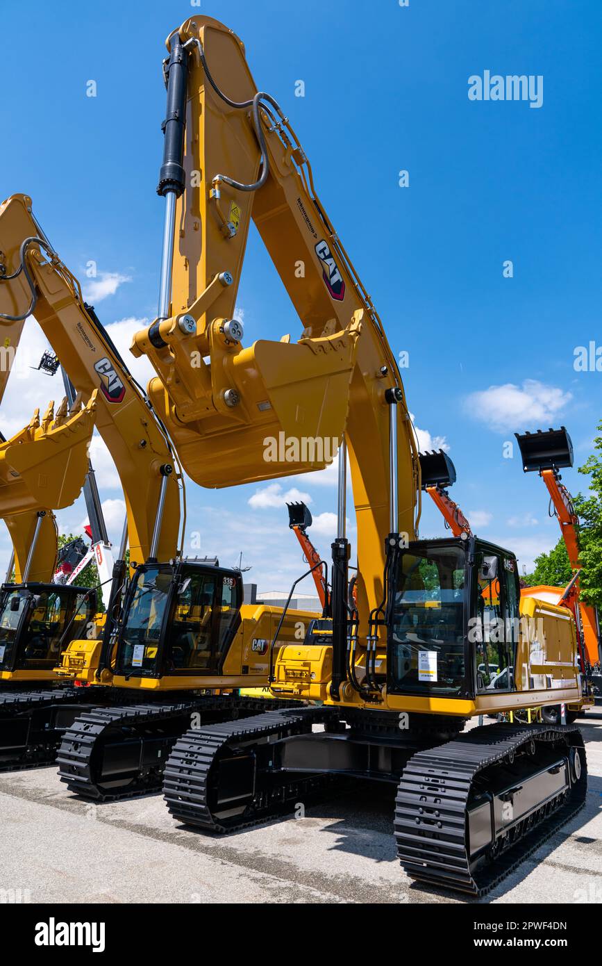 Belgrade, Serbie - 27 avril 2022 : pelles HYDRAULIQUES CATERPILLAR à l'exposition du bâtiment de Belgrade en Europe du Sud-est Banque D'Images