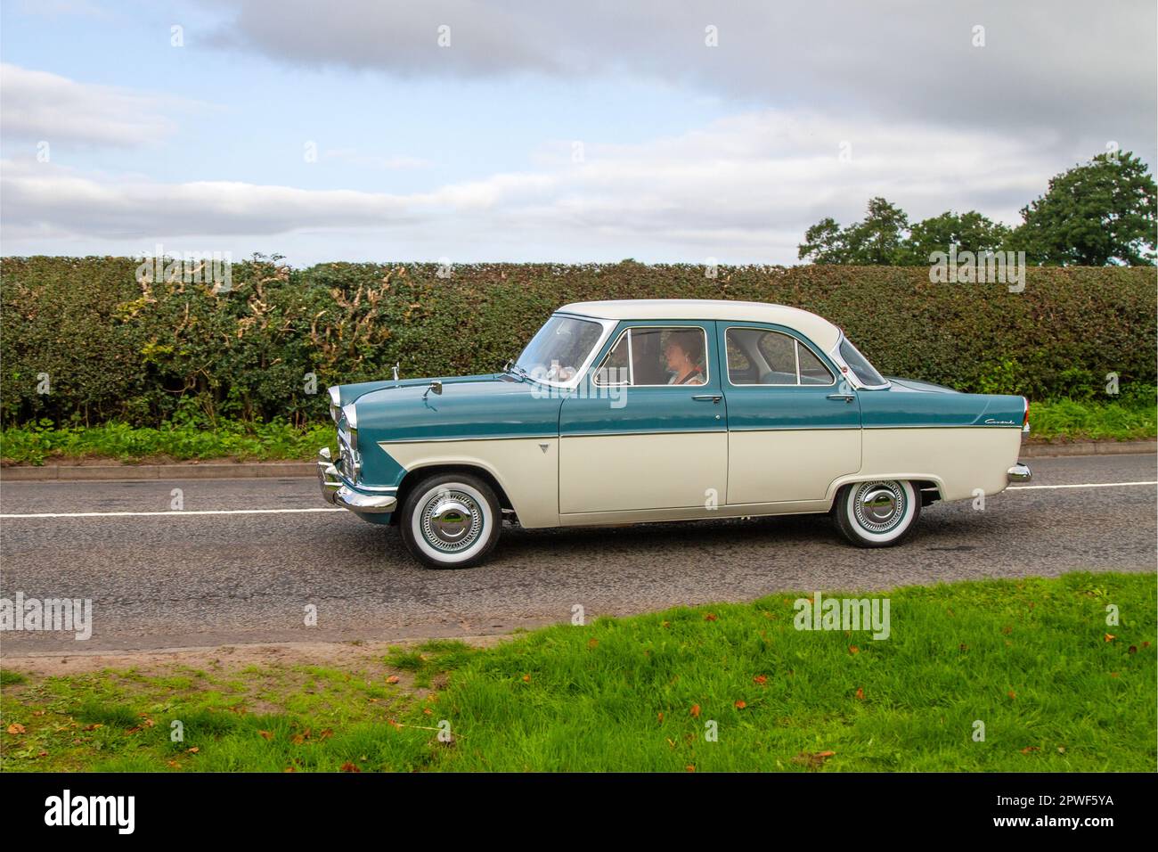 1960 60s années 60, bleu crème British Ford Consul Blue Pétrol 1703 cc; voiture classique isolée voyageant sur une voie de campagne à Congleton, Royaume-Uni Banque D'Images