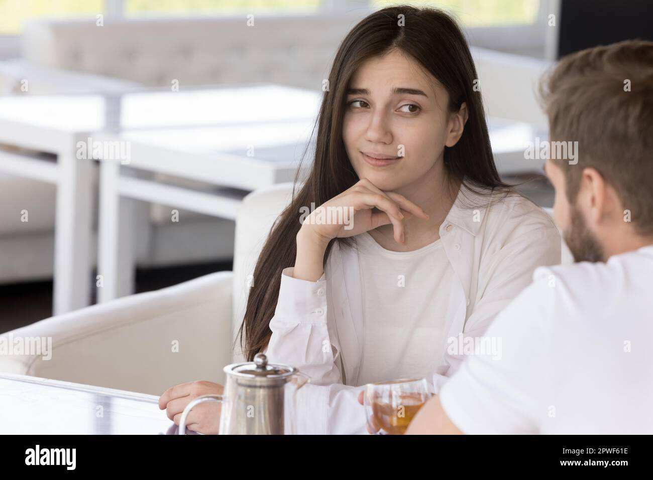 Femme assis dans un café sur la vitesse de datation avec homme ennuyeux Banque D'Images