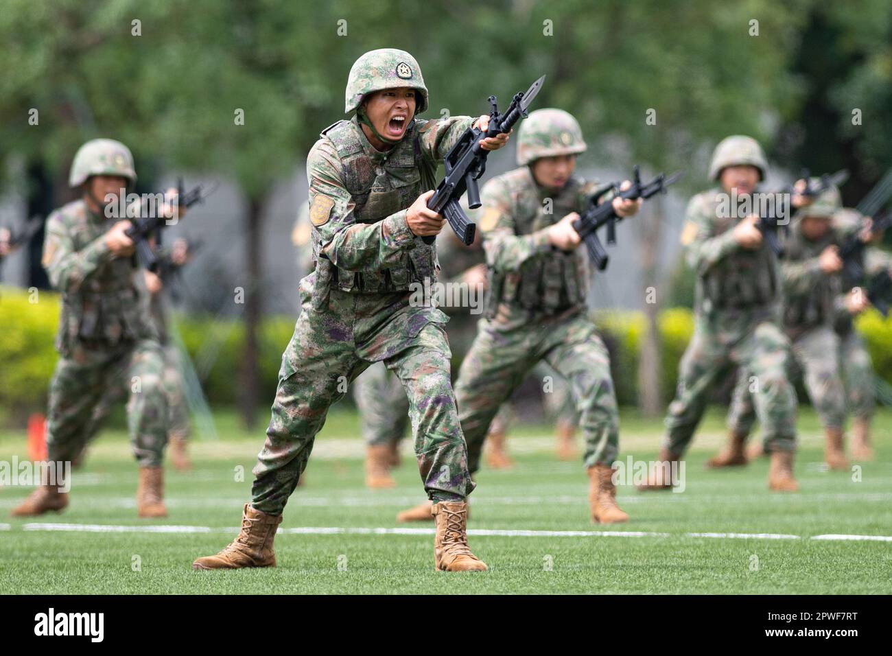 Macao, Chine. 30th avril 2023. Des soldats de la garnison de l'Armée populaire de libération chinoise stationnés dans la région administrative spéciale de Macao ont organisé des exercices militaires lors d'une journée portes ouvertes dans les casernes de l'île de Taipa à Macao, en Chine méridionale, au 30 avril 2023. C'est la 17th fois que la caserne est ouverte au public depuis 2005, ce qui contribue à la communication entre la garnison et les résidents locaux. Crédit: Cheong Kam Ka/Xinhua/Alay Live News Banque D'Images