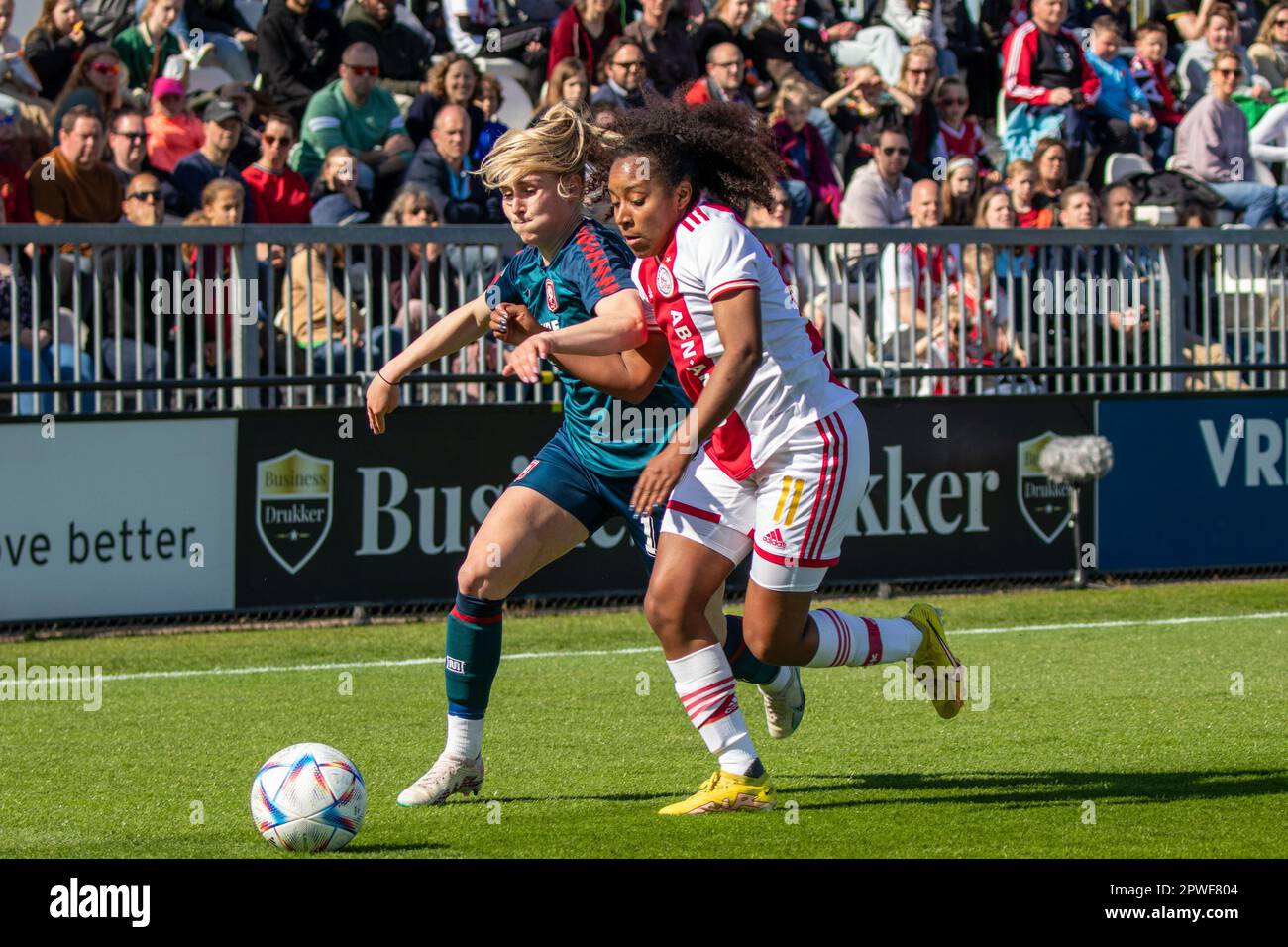 Amsterdam, pays-Bas. 29th avril 2023. Amsterdam, pays-Bas, 29 avril 2023: Kim Everaerts (12 Twente) et Ashleigh Weerden (11 Ajax) en action pendant le jeu Azerion Eredivisie Vrouwen entre Ajax et Twente à de ToekMOST à Amsterdam, aux pays-Bas. (Leitting Gao/SPP) crédit: SPP Sport presse photo. /Alamy Live News Banque D'Images