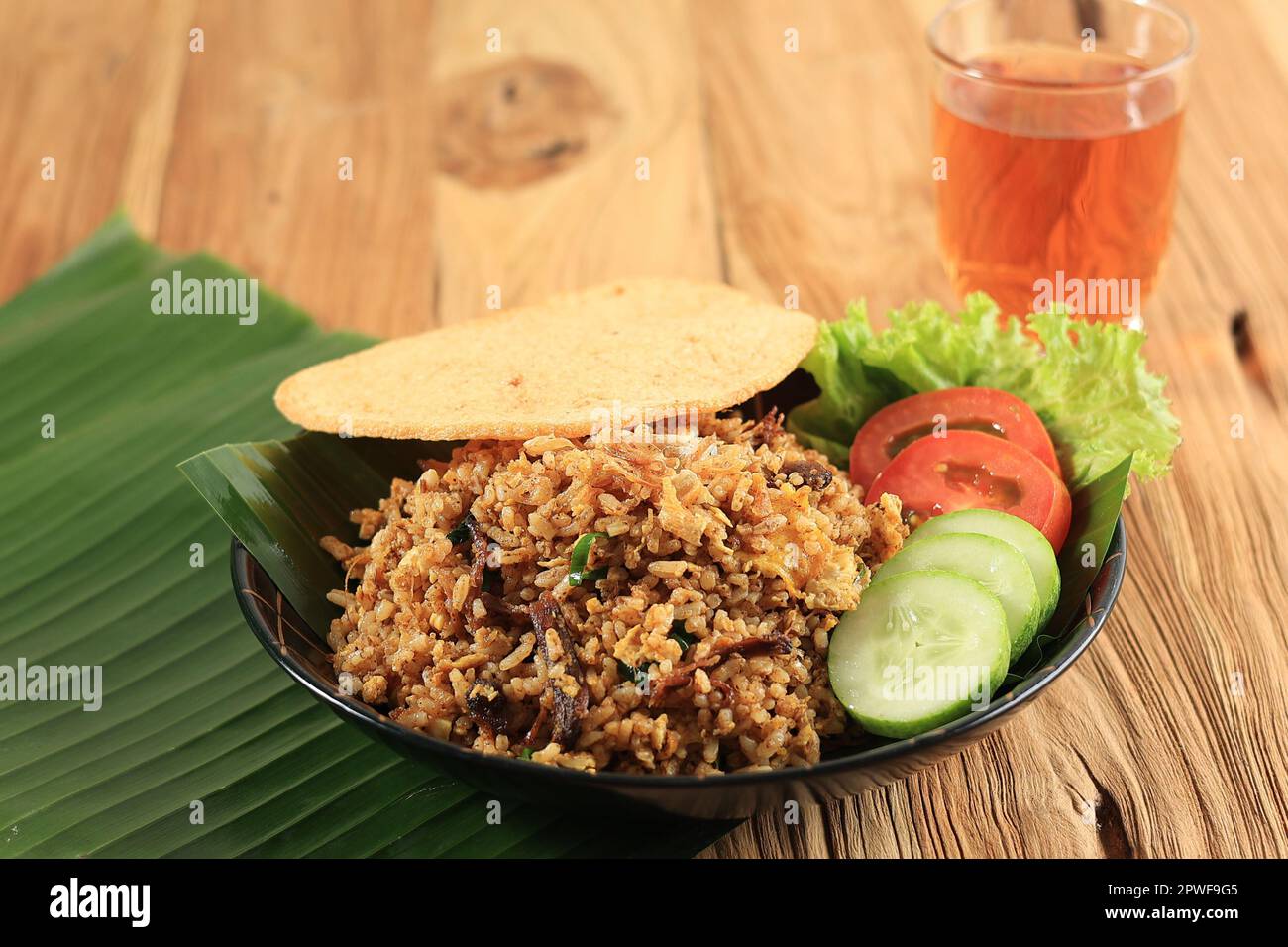 Nasi Goreng Rendang, riz frit avec ragoût de bœuf Padang. Cuisine traditionnelle indonésienne Banque D'Images