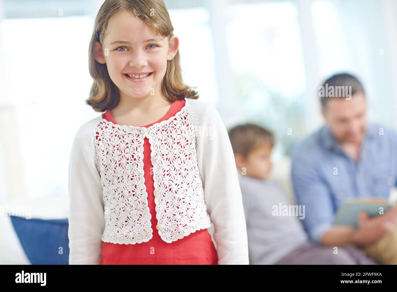 J'ai la meilleure famille jamais. Portrait d'une adorable petite fille passant la journée avec son père et son frère à la maison. Banque D'Images