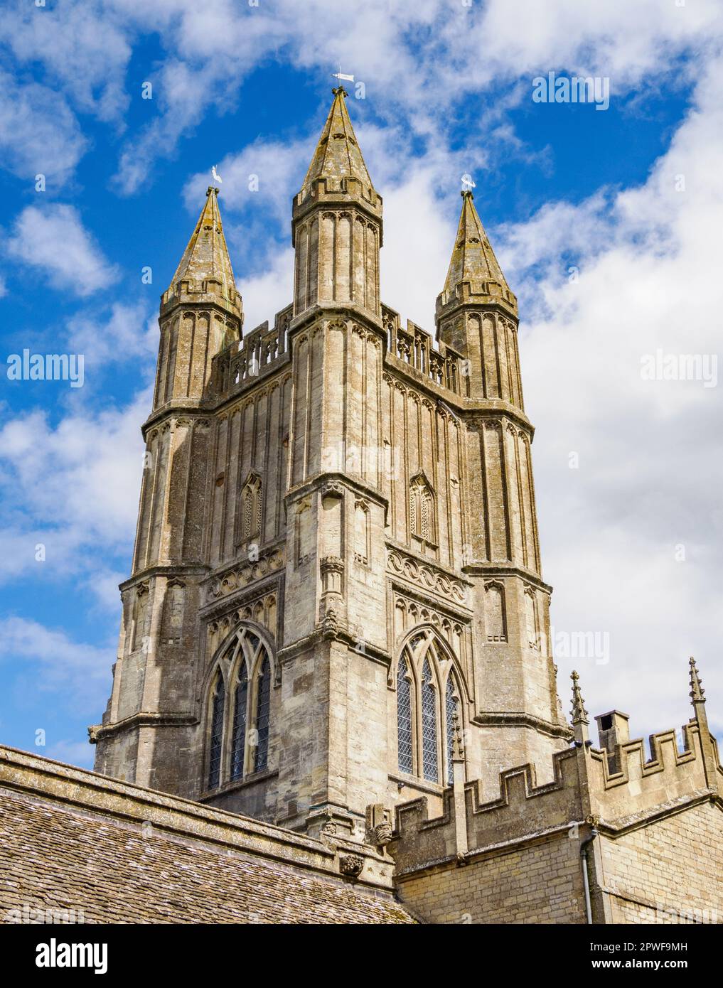 L'église paroissiale de Saint-Sampson, Cricklade sur la Tamise, dans le Wiltshire, au Royaume-Uni, avec son élégante tour à quatre spired Banque D'Images