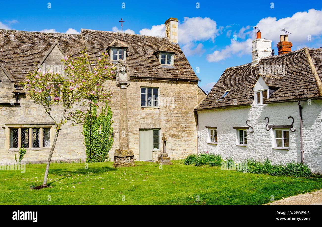 Jenner Hall cadran solaire et cottage sur Cricklade église vert Wiltshire Royaume-Uni Banque D'Images