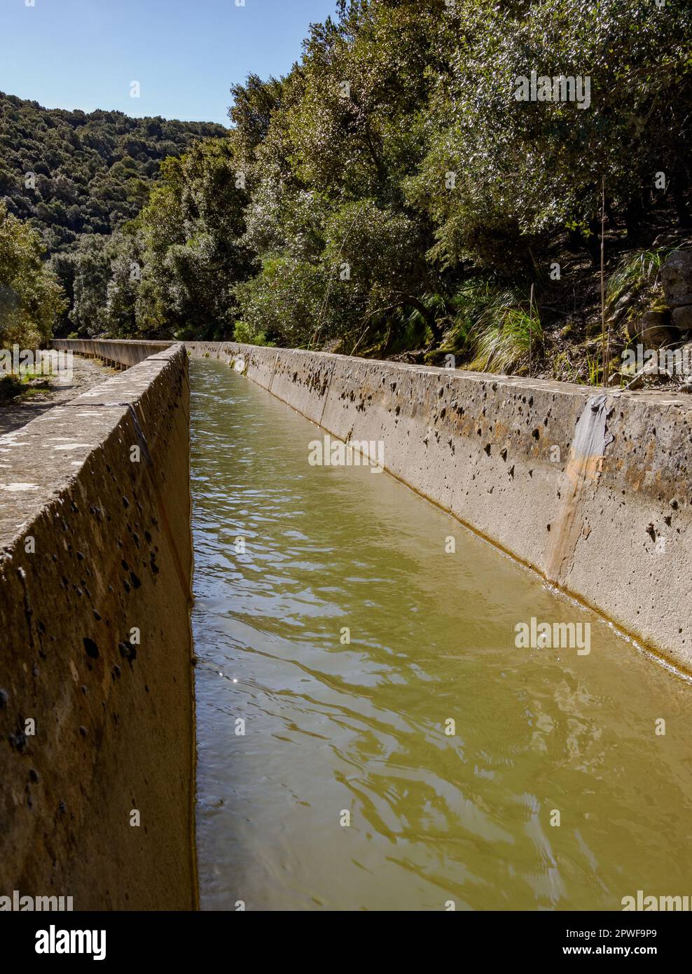 Le Canal des Embassaments un canal en béton alimentant en eau les réservoirs Cuber et Gorg Blau dans les montagnes de Tramuntana à Majorque en Espagne Banque D'Images