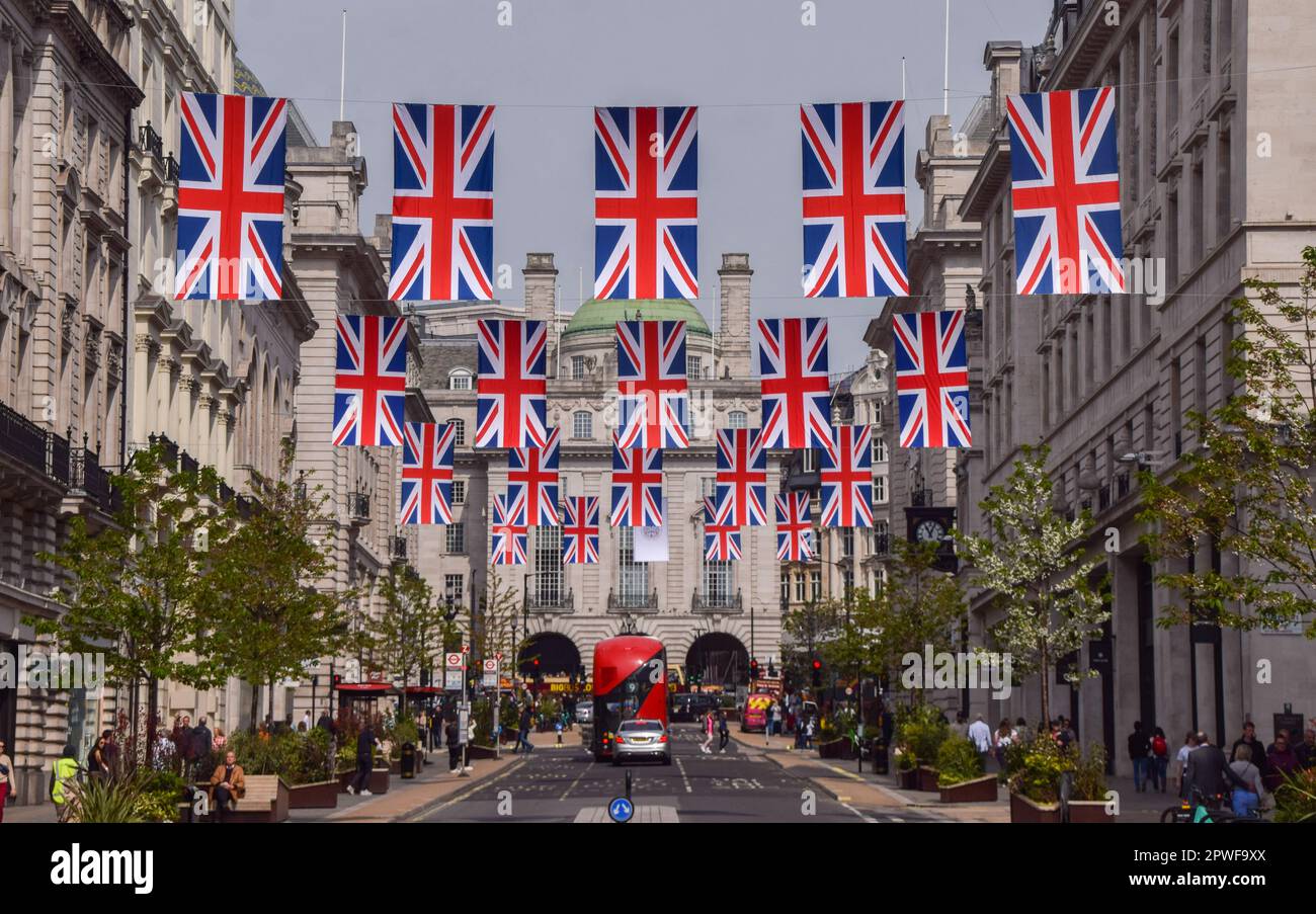 Londres, Royaume-Uni. 30th avril 2023. Union Jacks décorent la rue Regent avant le couronnement du roi Charles III, qui a lieu sur 6 mai. Banque D'Images