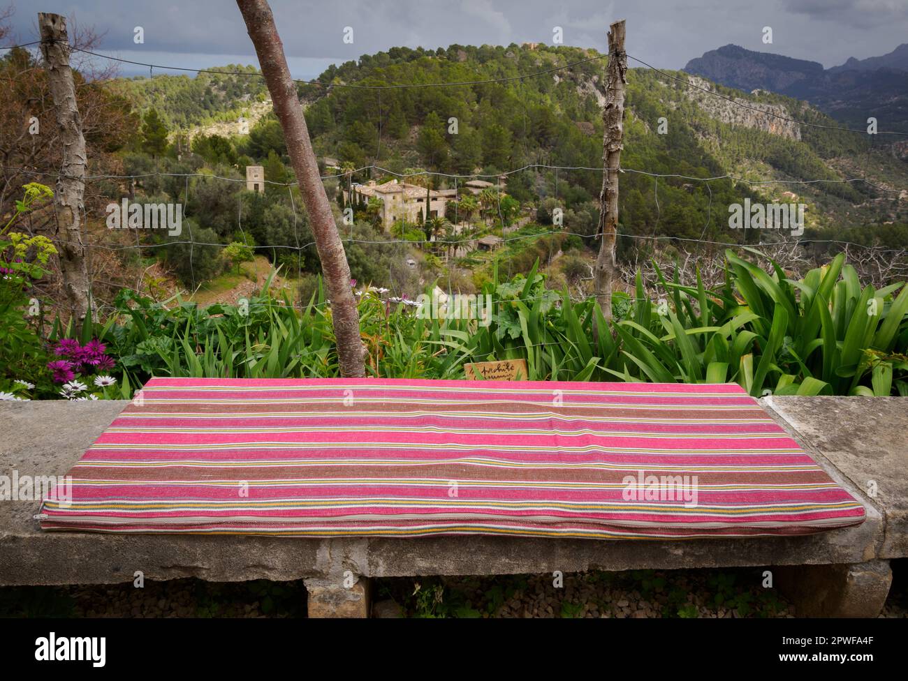 Siège confortable avec vue dans un jardin de thé de manoir au-dessus de Soller dans les montagnes Tramuntana de Majorque Espagne Banque D'Images
