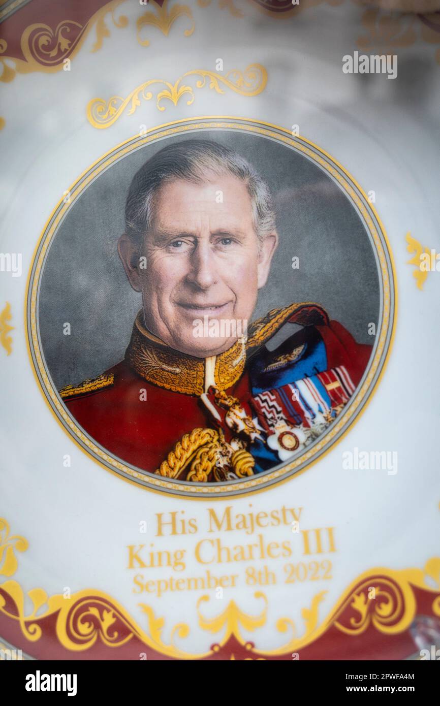 Londres, Royaume-Uni. 30 avril 2023. Des souvenirs royaux, dont des mugs du roi Charles portant la date de 8 septembre 2022, le jour de la mort de la reine Elizabeth II, vus dans la fenêtre d'une boutique de souvenirs à Paddington devant le couronnement du roi Charles III le 6 mai. Credit: Stephen Chung / Alamy Live News Banque D'Images