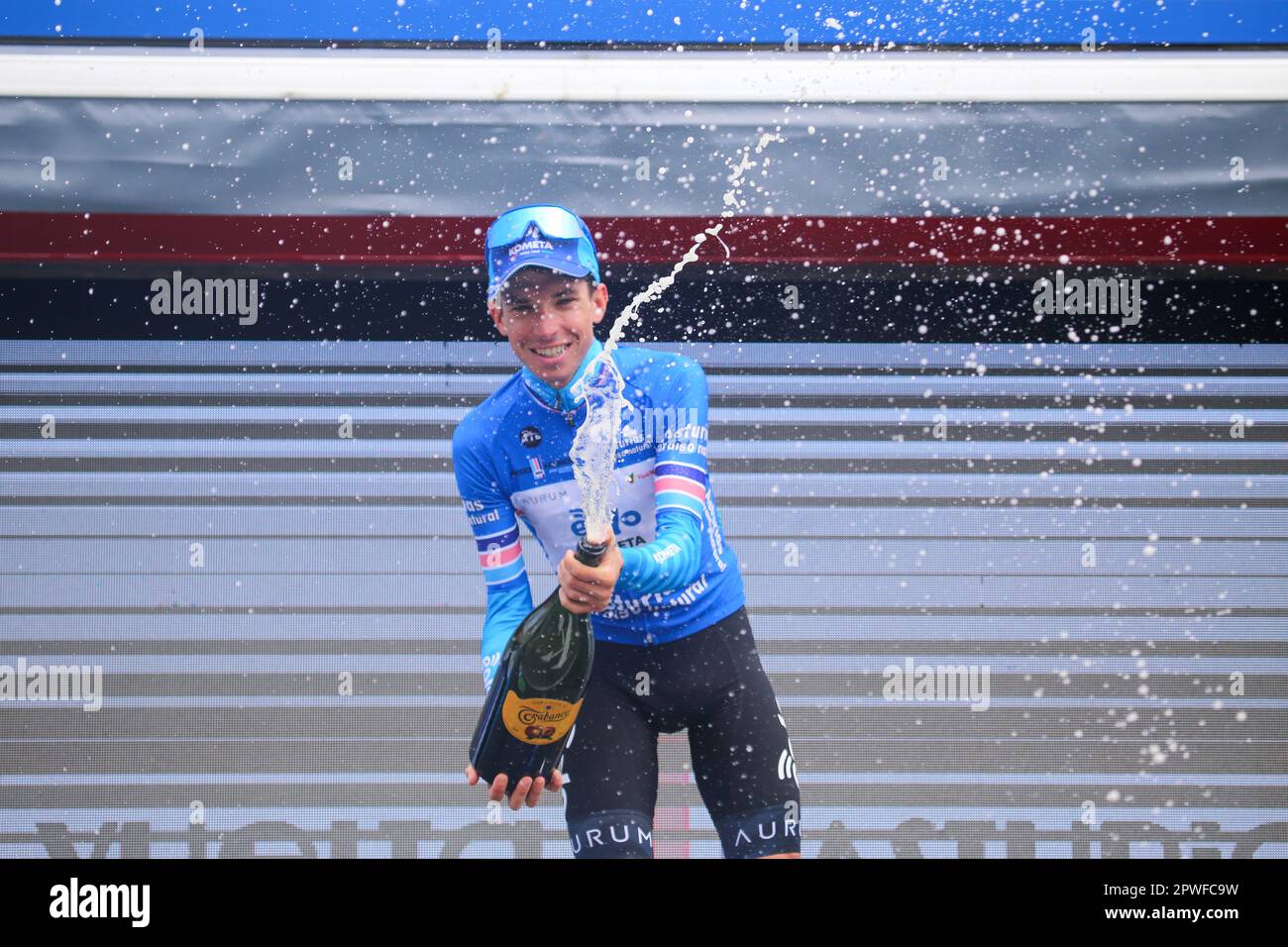 Oviedo, Espagne, le 30th avril 2023 : PILOTE D'EOLO-Kometa Lorenzo Fortunato au champagne pendant la phase 3rd de Vuelta a Asturias 2023 entre Cangas del Narcea et Oviedo, sur 30 avril 2023, à Oviedo, en Espagne. Credit: Alberto Brevers / Alay Live News Banque D'Images