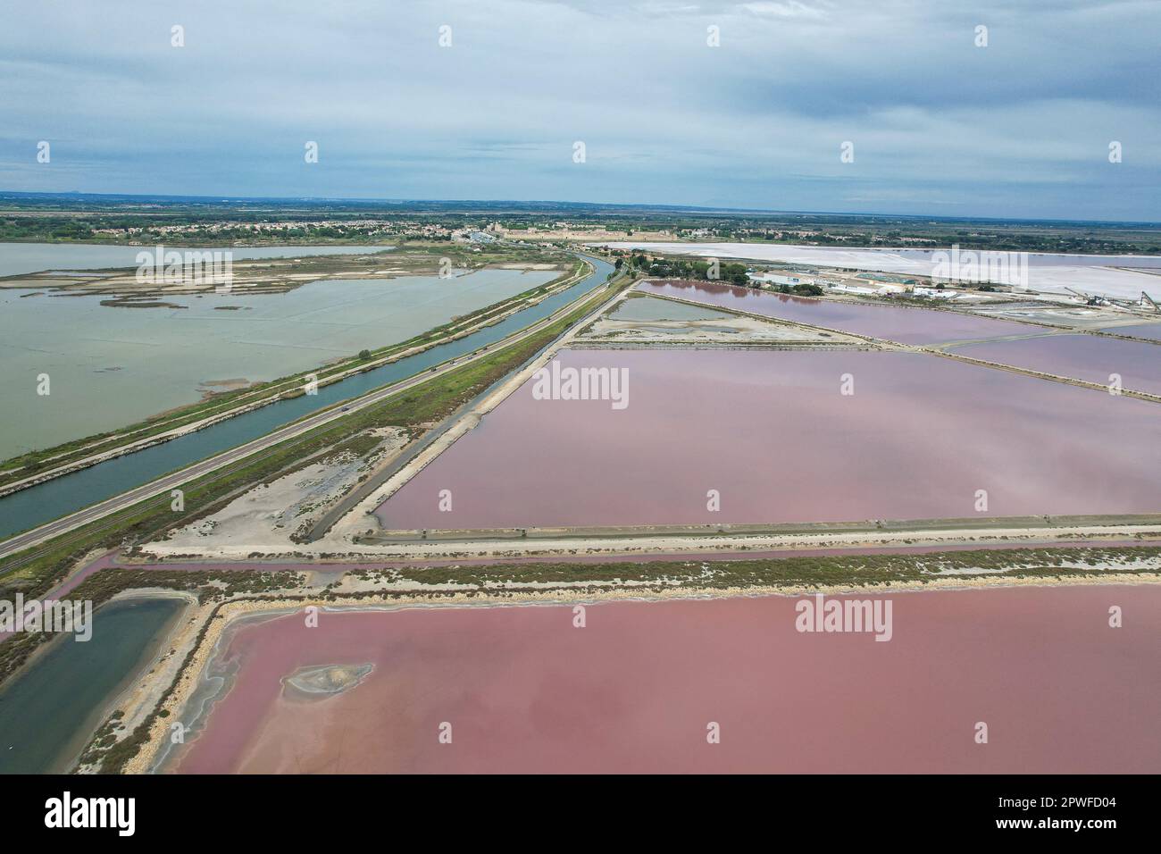 Le sel rose d'Aigues mortes : un paysage surnaturel en Camargue. Les saltworks de couleur rose qui lui donnent une toute nouvelle dimension. En effet, si l'eau des marais d'Aigues mortes a la particularité d'être rose coloré, cela est dû à la présence d'une micro-algue, Dunaliella Salina, qui prolifère dans les eaux avec une très forte concentration de sel. En plus de ses propriétés antioxydantes, cette algue est très riche en bêta-carotène, un pigment rouge qui donne à l'eau sa teinte rose incroyable. Camargue, France, sur 27 avril 2023. Photo de Lionel Urman/ABACAPRESS.COM Banque D'Images