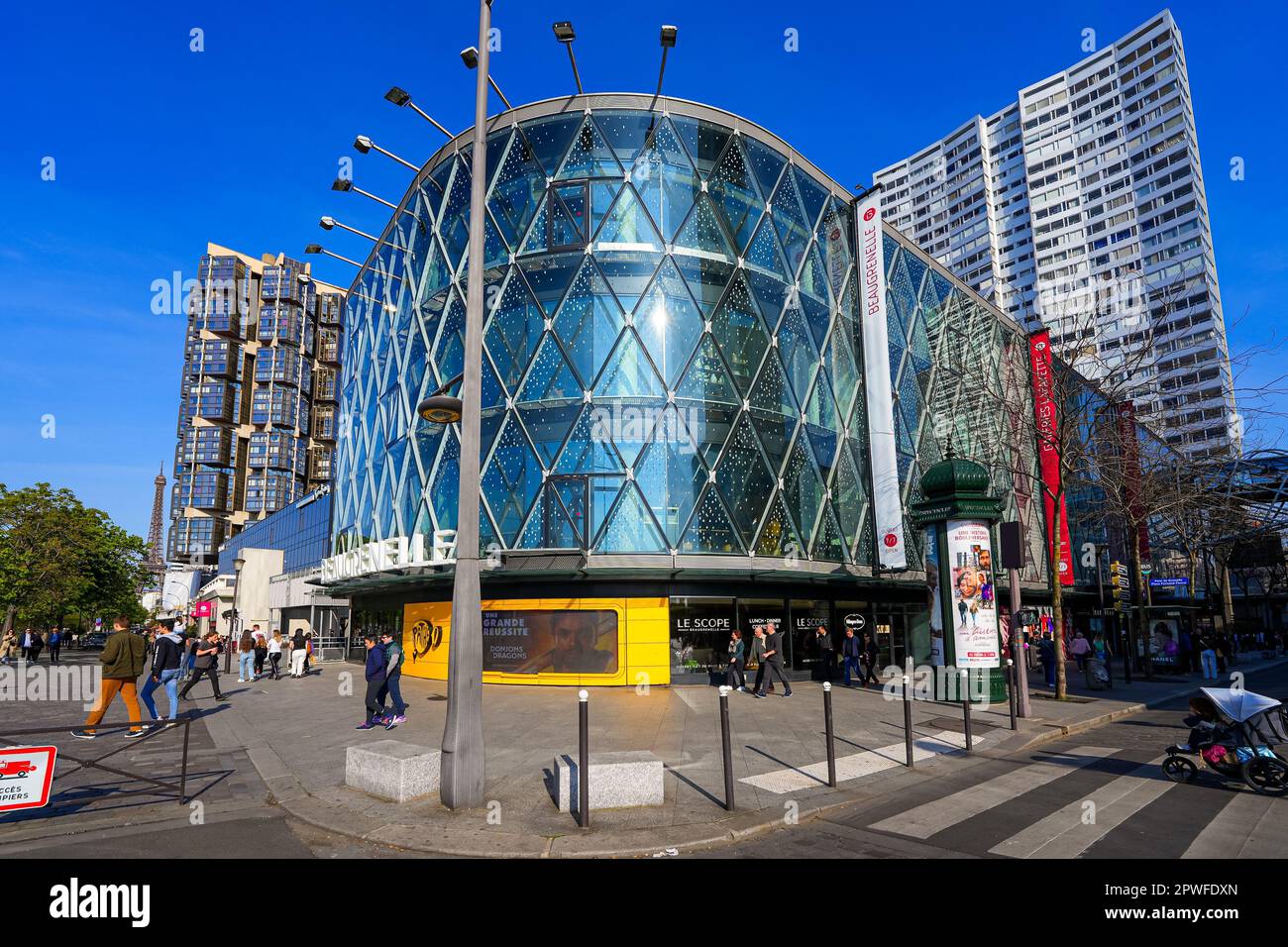 Paris, France - 9 avril 2023 : façade en verre du centre commercial Beaugrenelle dans le quartier de Paris en 15th, quartier résidentiel à l'architecture contemporaine Banque D'Images