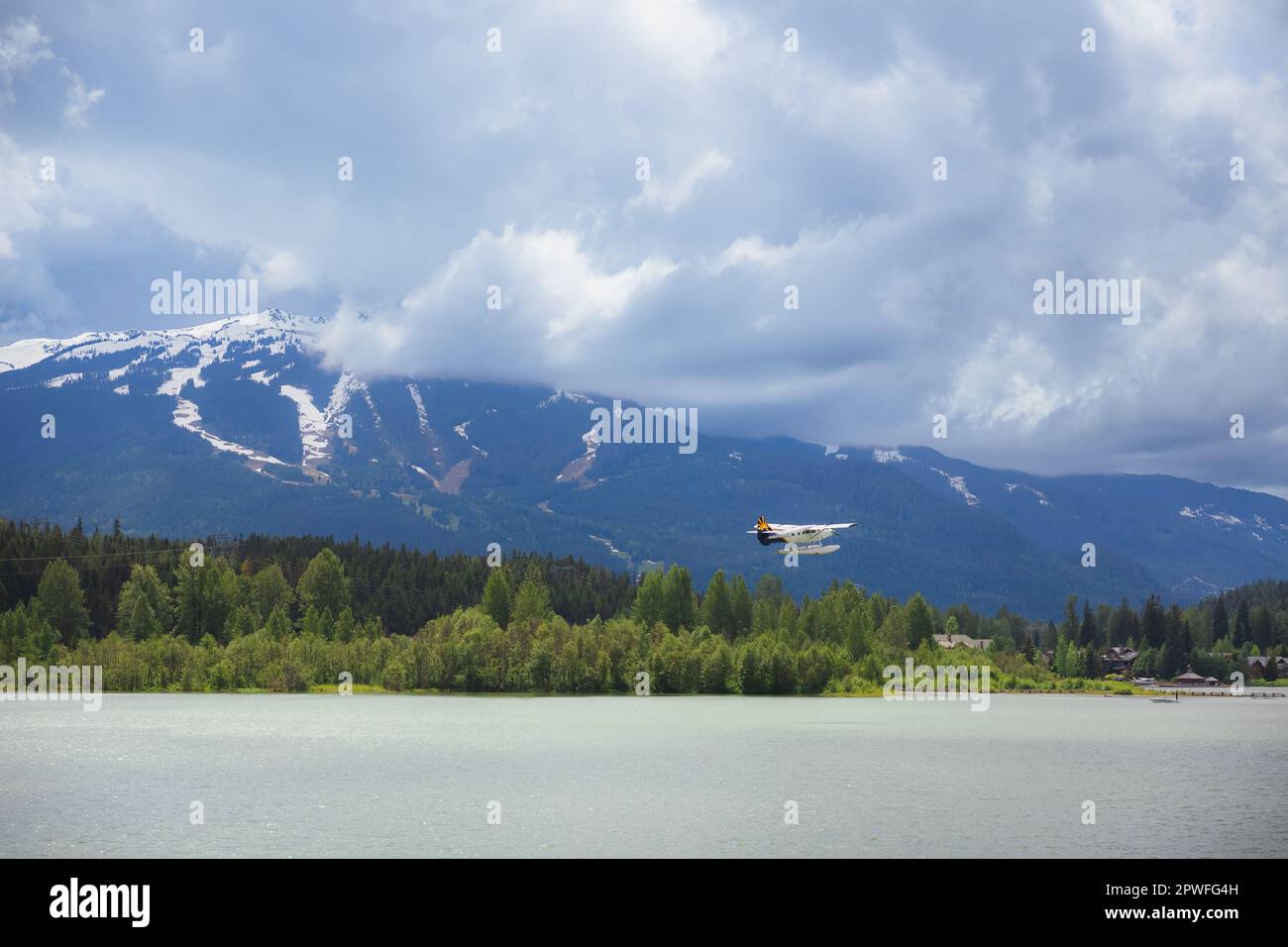 Whistler, Canada - 3 juin 2019 : un hydravion aérien de Whistler en vol au-dessus du lac Green, à l'extérieur de la station de ski de montagne Whistler, en Colombie-Britannique. Banque D'Images