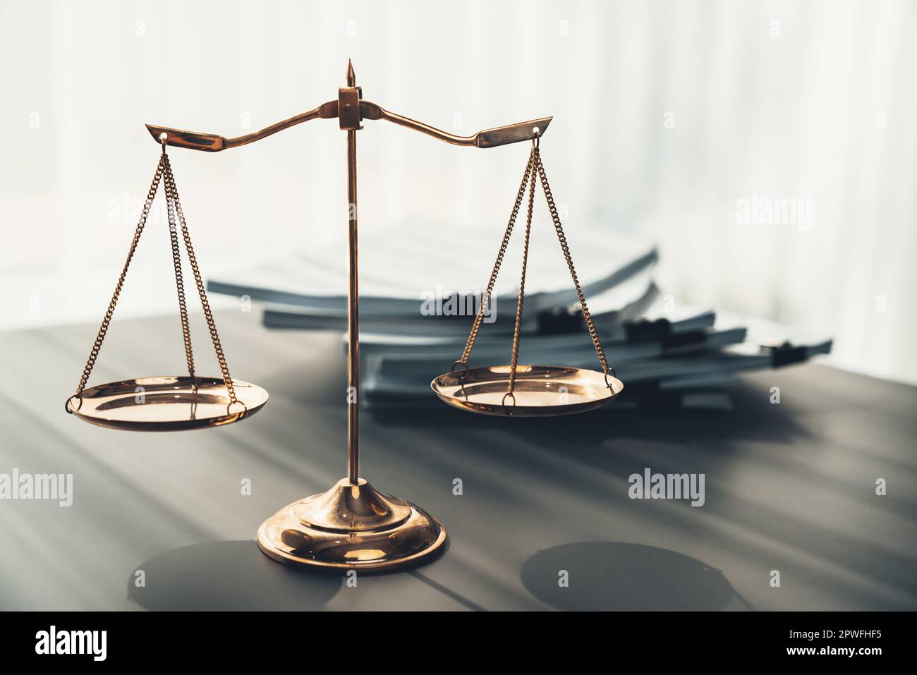 Or brillant balance équilibrée et pile de papier juridique sur le bureau  d'avocat comme concept de justice et symbole juridique. Balance pour juste  et Photo Stock - Alamy