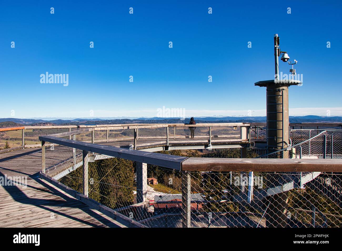 Chemin d'accès appelé Stezka korunami stromu à Lipno avec un toboggan au milieu de la construction en bois. Banque D'Images Chemin d'accès appelé Stezka korunami stromu à Lipno avec un toboggan au milieu de la construction en bois. Banque D'Images