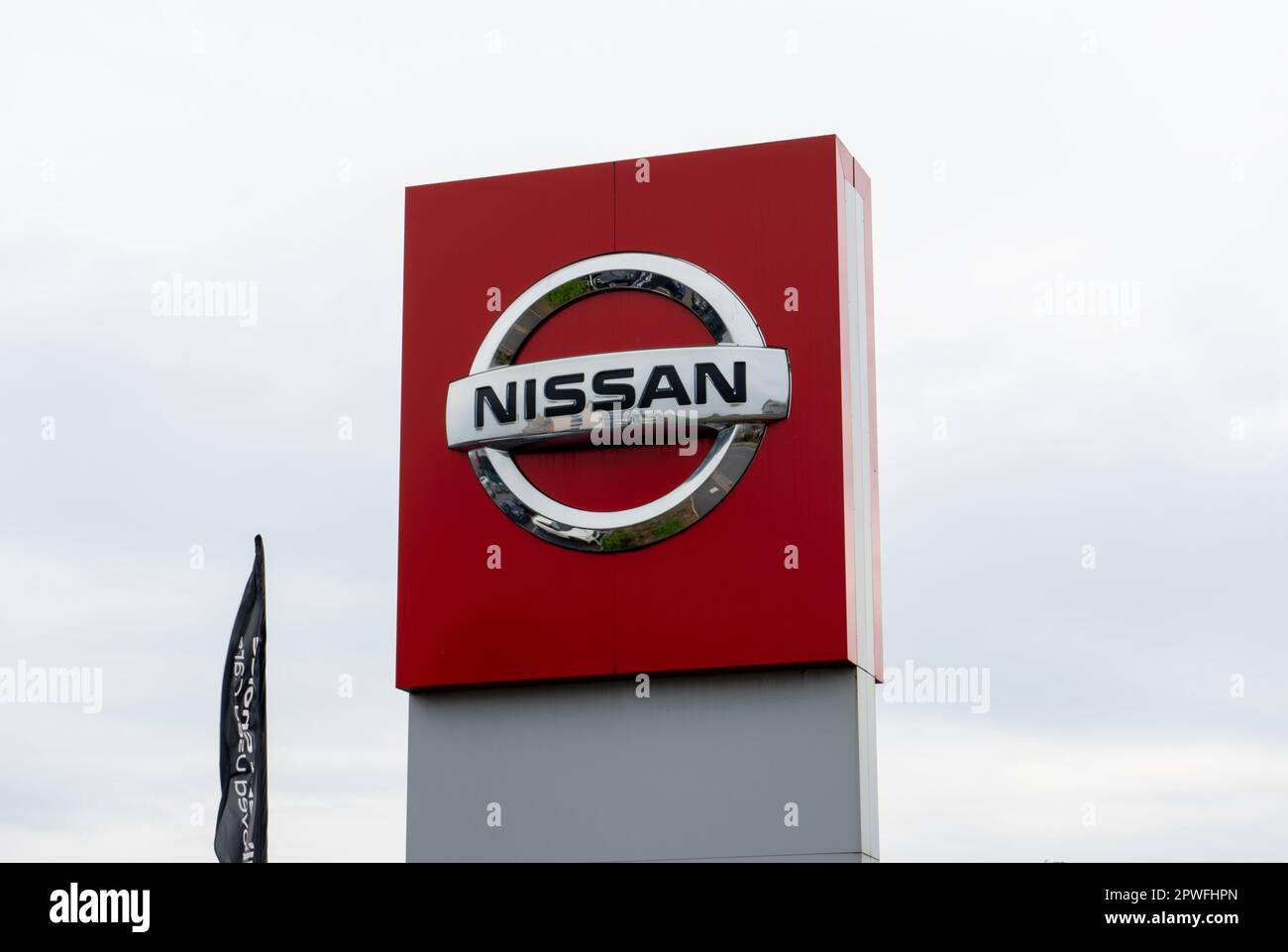 Logo Nissan visible sur un panneau. Banque D'Images