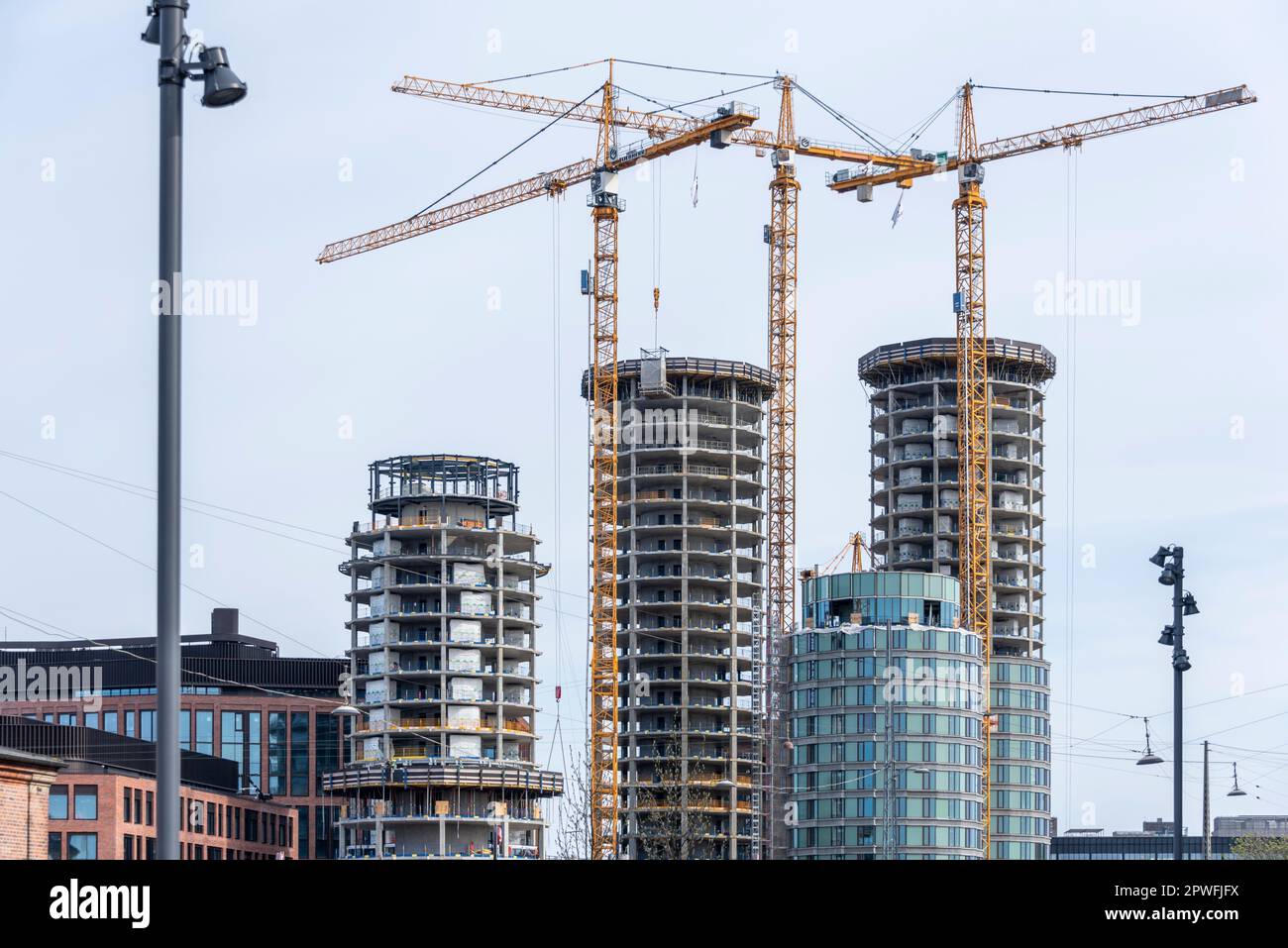 Quatre nouvelles tours résidentielles et hôtels sont en cours de construction à proximité immédiate de la gare centrale de Copenhague. Avec ces tours, qui seront jusqu'à Banque D'Images