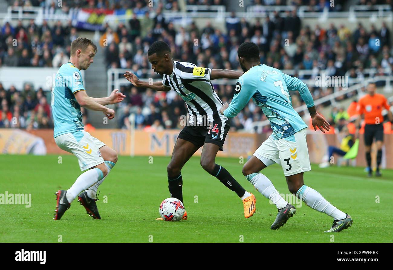 Newcastle, Royaume-Uni. 30th avril 2023. Alexander Isak, de Newcastle United, prend le James Ward-Prowse (L) de Southampton et Ainsley Maitland-Niles (R) de Southampton lors du match de la Premier League entre Newcastle United et Southampton à St. James's Park, Newcastle, le dimanche 30th avril 2023. (Photo : Michael Driver | MI News) Credit : MI News & Sport /Alay Live News Banque D'Images