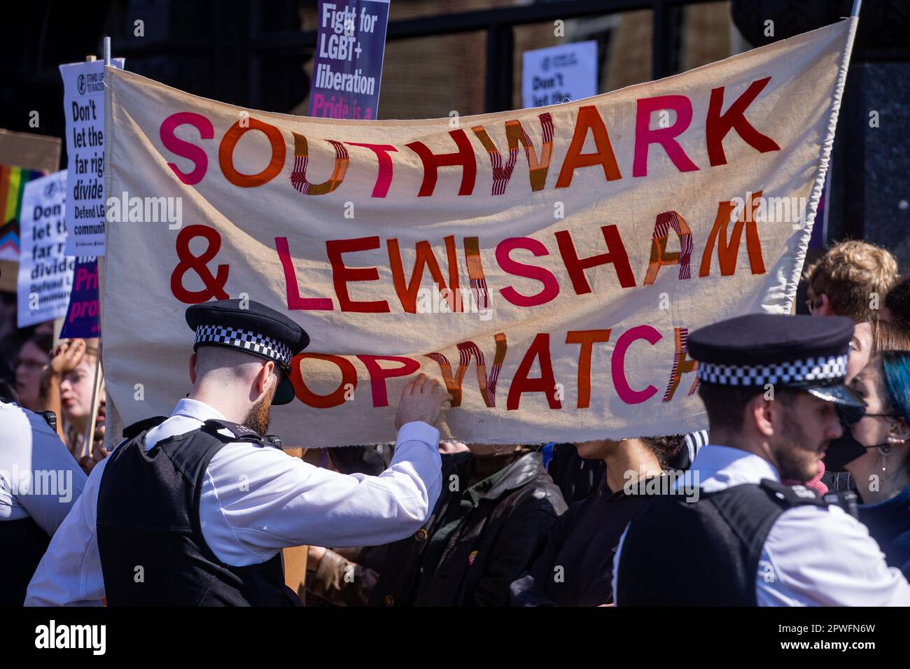 Londres, Royaume-Uni. 29th avril 2023. Les anti-fascistes, les LGBTIQA+ et les résidents locaux s'opposent à une petite protestation des partisans de Turning point UK contre un événement Drag Queen Story Time au pub Honor Oak de Forest Hill. Turning point UK, ainsi que des groupes d'extrême-droite comme Patriotic alternative, ont essayé d'empêcher les événements de Drag Queen Story Time précédents de se produire. La contre-manifestation a été organisée par Stand Up to racisme, le Syndicat national de l'éducation de Lewisham et les groupes LGBTIQA+. Crédit : Mark Kerrison/Alamy Live News Banque D'Images