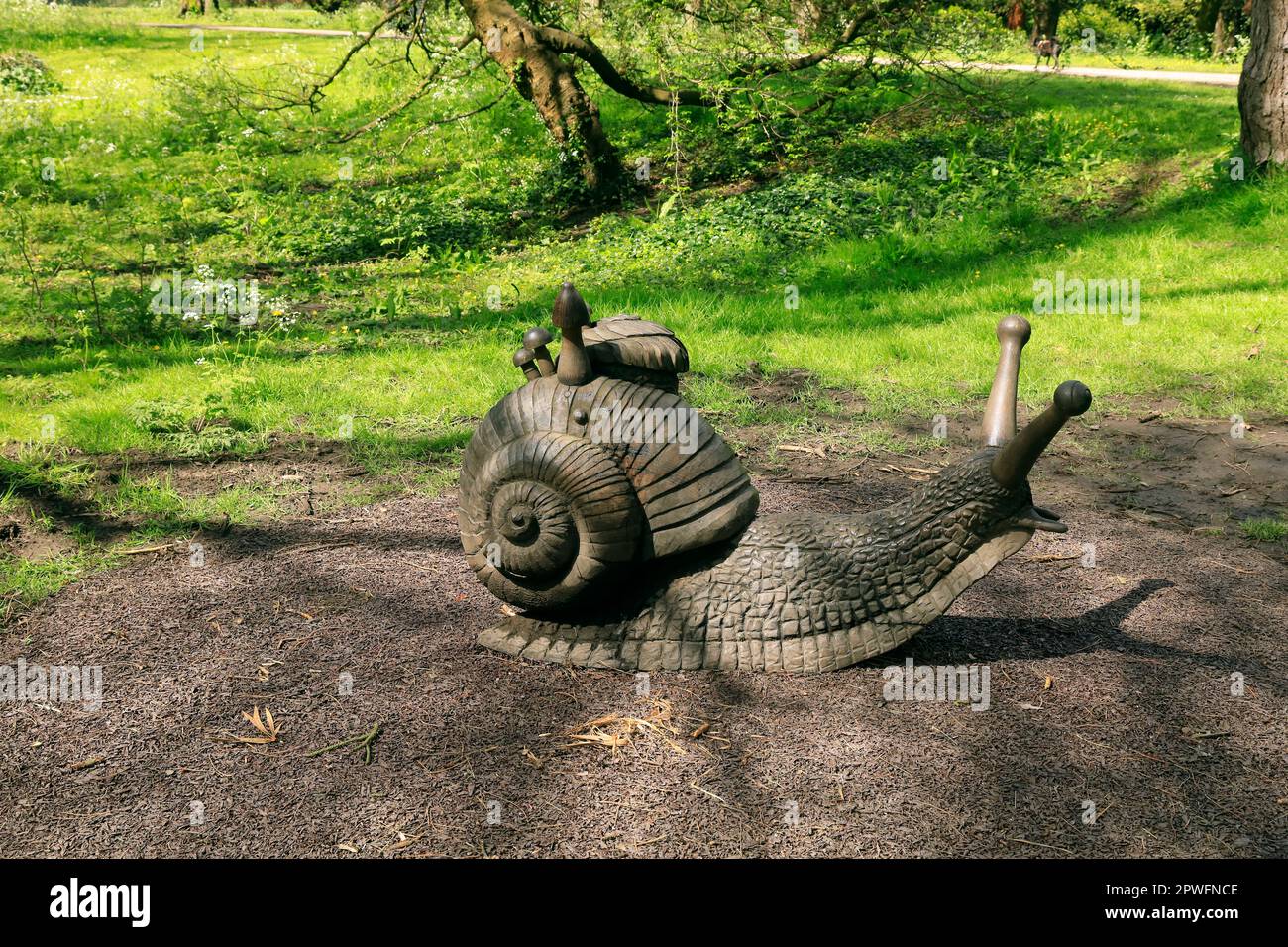 Sculpture géante en escargots de bois, Bute Park, Cardiff. Pris en avril 2023. Ressort Banque D'Images