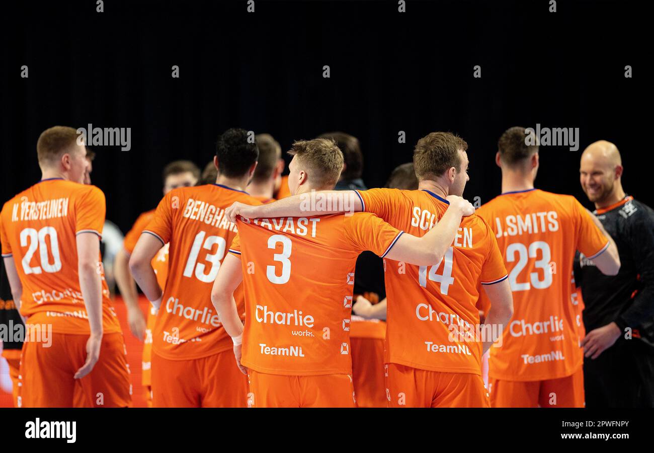 ALMERE - l'équipe de handball hollandaise célèbre leur victoire lors du match de qualification de handball masculin du Championnat d'Europe entre les pays-Bas et la Grèce. Le Championnat d'Europe aura lieu du 10 au 28 janvier 2024 en Allemagne. ANP IRIS VANDEN BROEK Banque D'Images