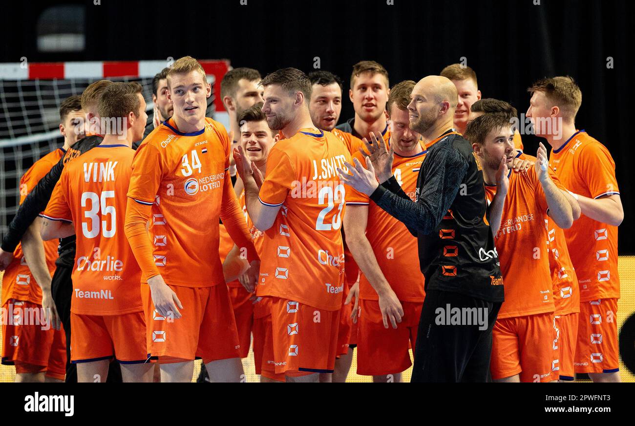 ALMERE - l'équipe de handball hollandaise célèbre leur victoire lors du  match de qualification de handball masculin du Championnat d'Europe entre  les pays-Bas et la Grèce. Le Championnat d'Europe aura lieu du