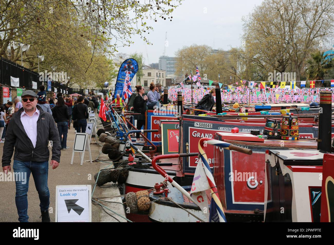 Londres, Royaume-Uni. 30 avril 2023. La 40e édition annuelle de l'IWA Canalway cavalcade a lieu tout au long du week-end des fêtes bancaires de mai à Little Venice, à Londres. Là où le Grand Union Canal arrive à Paddington, les bateaux étroits sont couverts par le bondage et des événements familiaux ont lieu parallèlement à diverses compétitions entre les propriétaires de bateaux. Crédit : Waldemar Sikora / Alamy Live News Banque D'Images