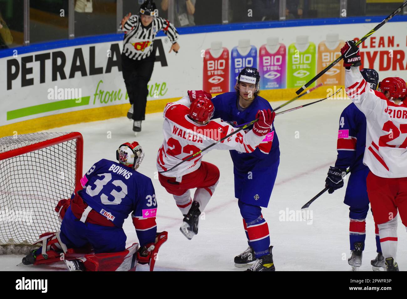 Nottingham, le 30 avril 2023. L'arbitre signalant un but pour la Pologne contre la Grande-Bretagne lors d'un match du Championnat du monde de hockey sur glace 2023 de l'IIHF, Division I, Groupe A, au Motorpoint Arena, Nottingham. Crédit : Colin Edwards/Alay Live News Banque D'Images