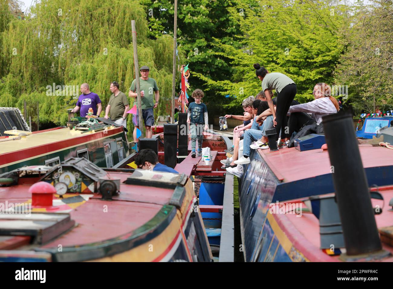 Londres, Royaume-Uni. 30 avril 2023. La 40e édition annuelle de l'IWA Canalway cavalcade a lieu tout au long du week-end des fêtes bancaires de mai à Little Venice, à Londres. Là où le Grand Union Canal arrive à Paddington, les bateaux étroits sont couverts par le bondage et des événements familiaux ont lieu parallèlement à diverses compétitions entre les propriétaires de bateaux. Crédit : Waldemar Sikora / Alamy Live News Banque D'Images