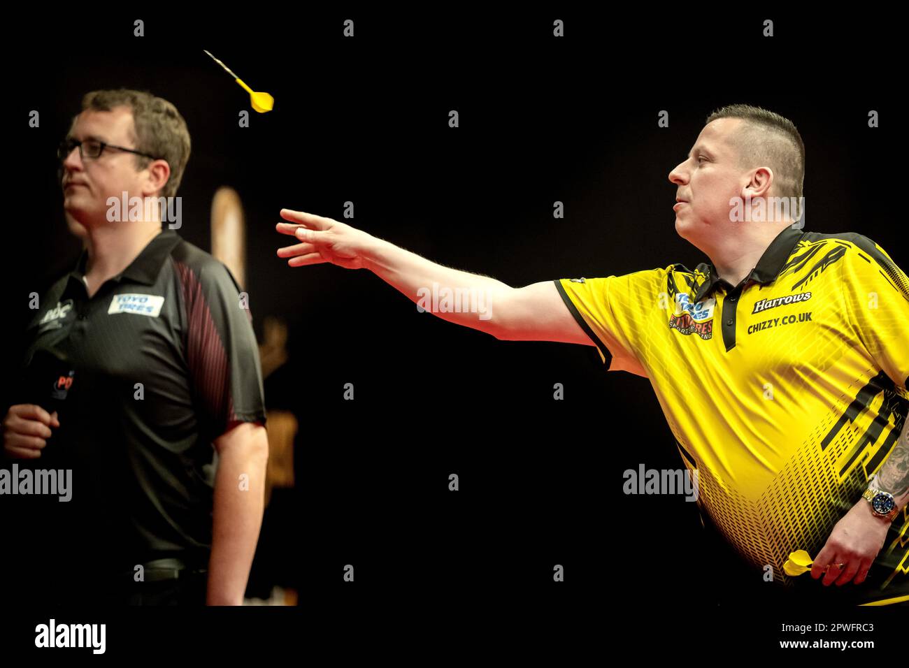 LEEUWARDEN - Dave Chisnall (ENG) pendant les quarts de finale du championnat hollandais de fléchettes 2023 dans le WTC Leeuwarden. Ce tournoi de fléchettes est la sixième tournée européenne organisée par la Professional Darts Corporation (PDC). AP SANDER KING Banque D'Images