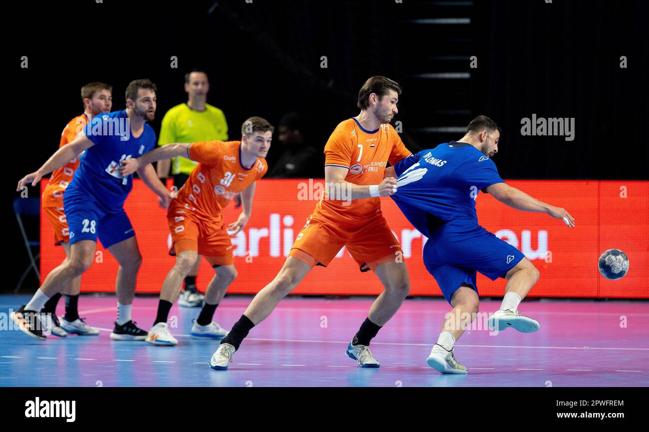 ALMERE - Robin Schoenmaker lors du match de qualification masculin du Championnat d'Europe entre les pays-Bas et la Grèce. Le Championnat d'Europe aura lieu du 10 au 28 janvier 2024 en Allemagne. ANP IRIS VANDEN BROEK Banque D'Images