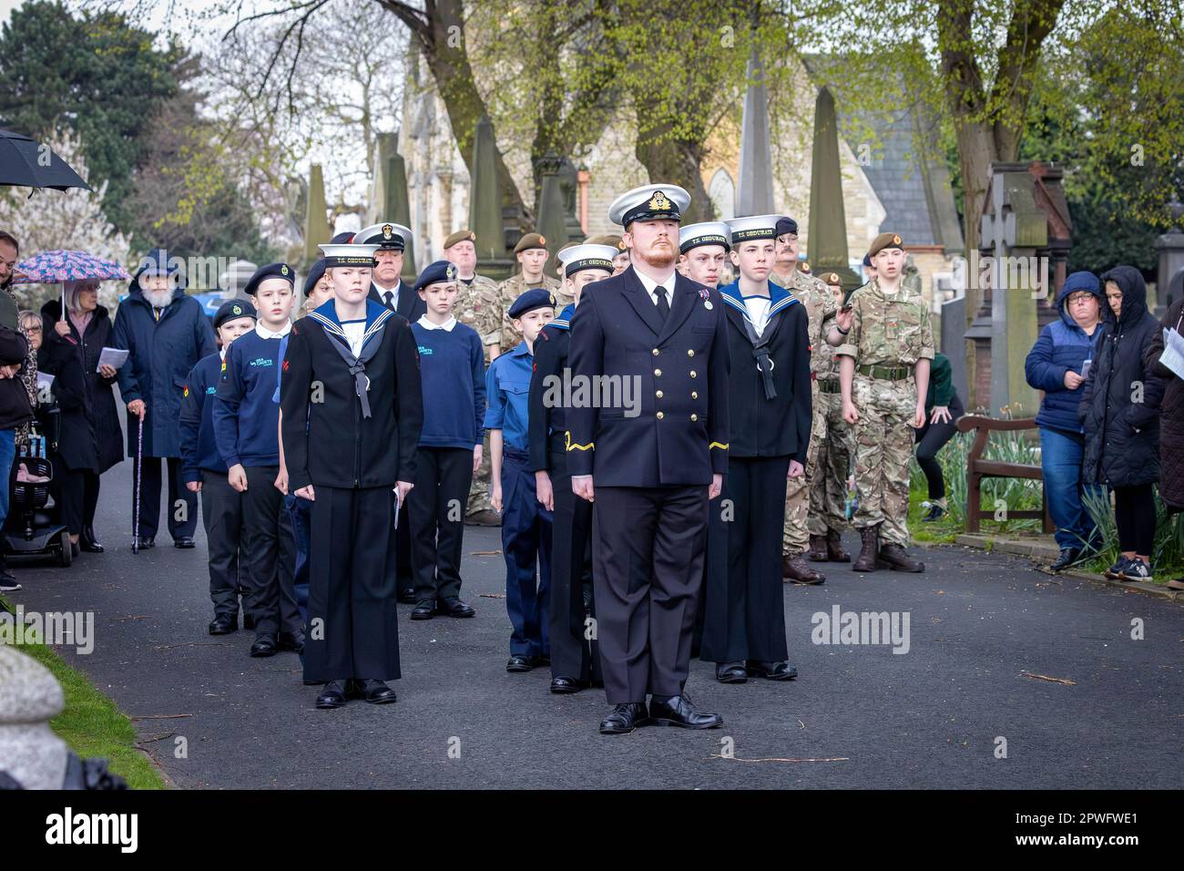 Les cadets obdurate du navire d'entraînement de la Marine royale sont à l'attention pendant le défilé pendant le service de jour de l'ANZAC à Warrington, 2023 Banque D'Images