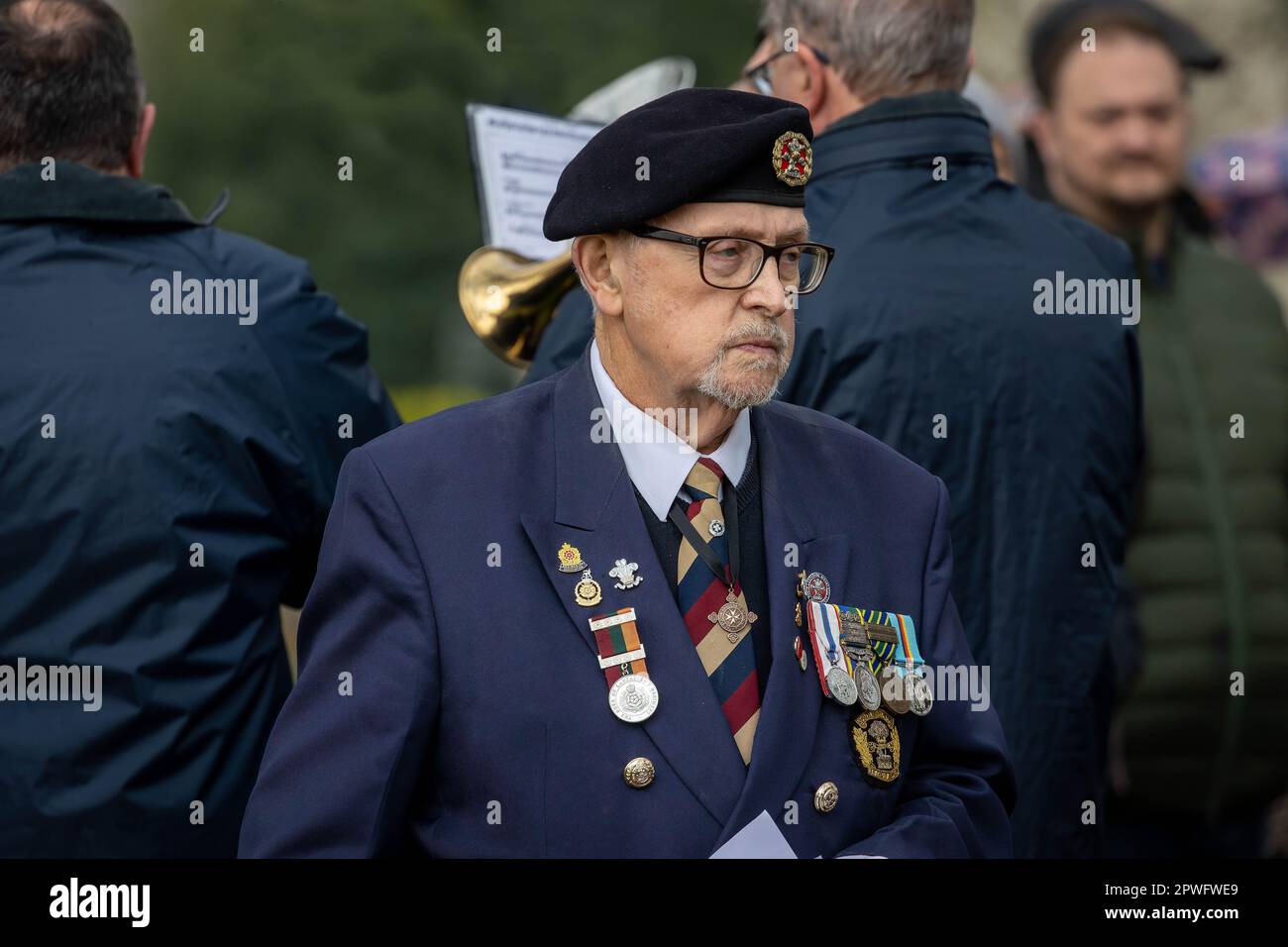 Percy Bell, président à la retraite, Duke of Lancaster's Regimental Veteran's Association, pendant un moment calme à l'ANZAC Day, Warrington, 2023 Banque D'Images