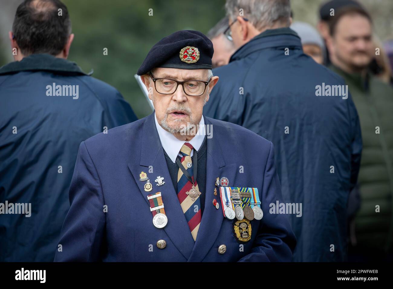 Percy Bell, président à la retraite, Duke of Lancaster's Regimental Veteran's Association, pendant un moment calme à l'ANZAC Day, Warrington, 2023 Banque D'Images