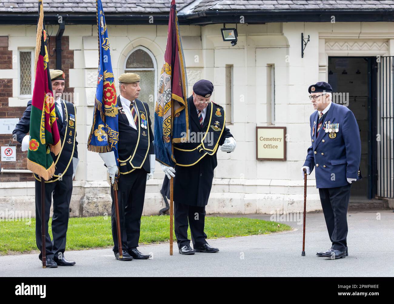 Percy Bell, président à la retraite, Duke of Lancaster's Regimental Veteran's Association, instruit les anciens combattants qui détiennent les normes Banque D'Images