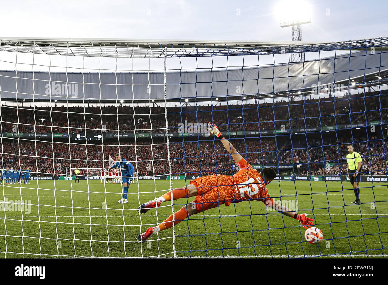 ROTTERDAM - (lr) risque d'orgue du PSV Eindhoven marque une pénalité, gardien de but Ajax Geronimo Rulli pendant la finale de la coupe TOTO KNVB entre PSV et Ajax à Feyenoord Stadion de Kuip on 30 avril 2023 à Rotterdam, pays-Bas. ANP MAURICE VAN STONE Banque D'Images