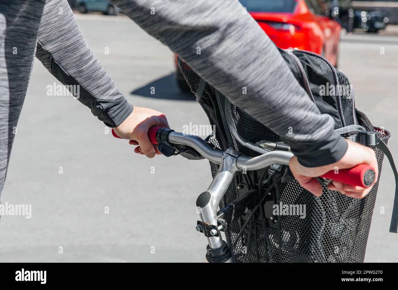 Portrait d'un boxeur. Un homme dans une grande ville en vélo dans la rue, un concept de style de vie Banque D'Images