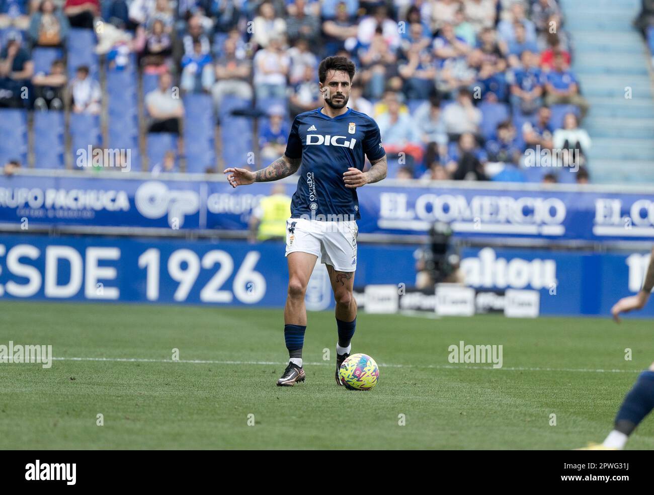 30.04.23 Oviedo, norte de España. Fútbol; Real Oviedo - Ponferradina de la liga SmartBank, liga2, jornada 38, en el nuevo Carlos Tartiere. David Costas jugando el balón Credit.: Aurelio Flórez/Alay Banque D'Images