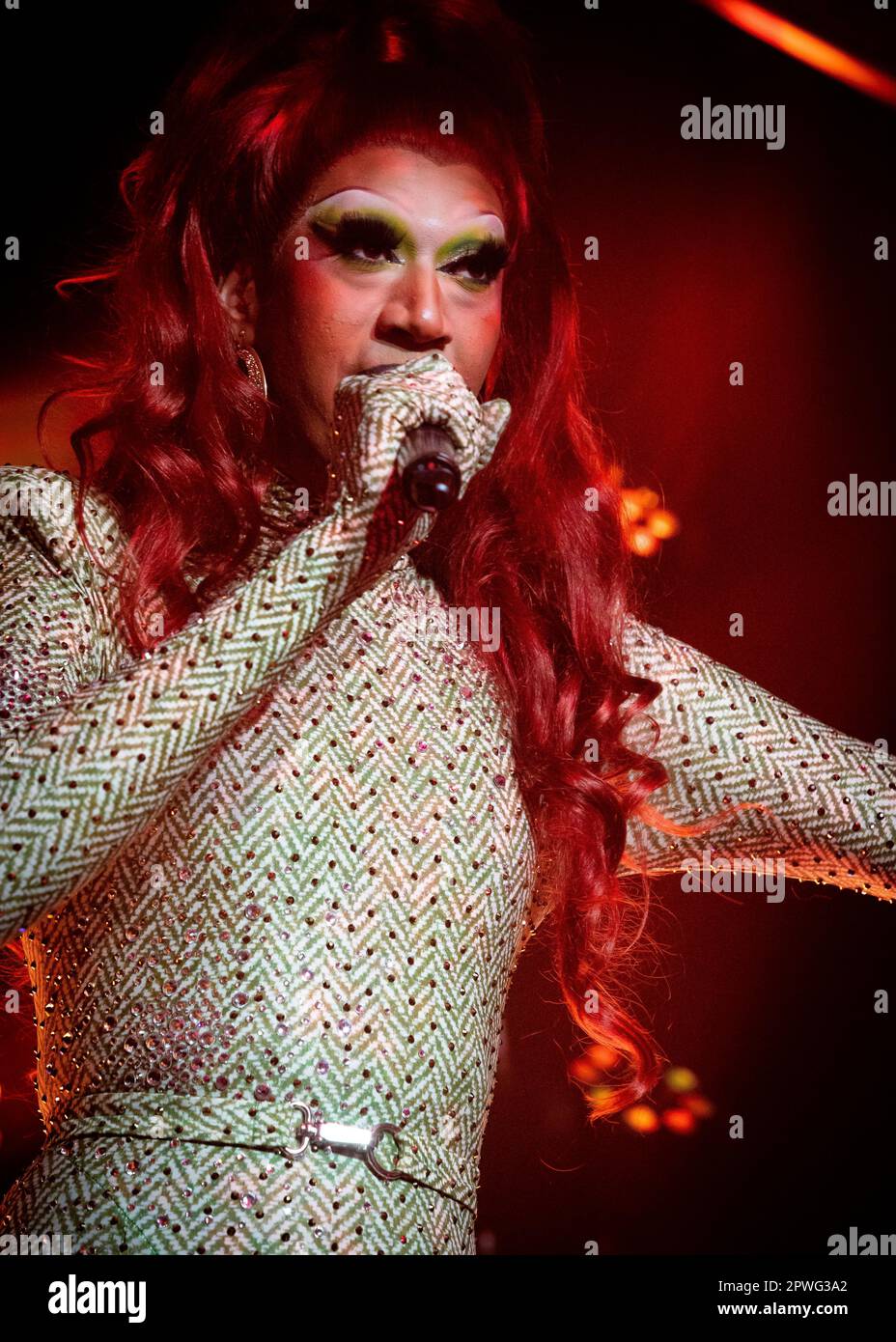 TIA Kofi, Drag Race UK, HotHaus Arena, Poptasia Festival, Gloucester Park, Basildon, Essex © Clarissa Debenham (film Free Photography) / Alamy Banque D'Images