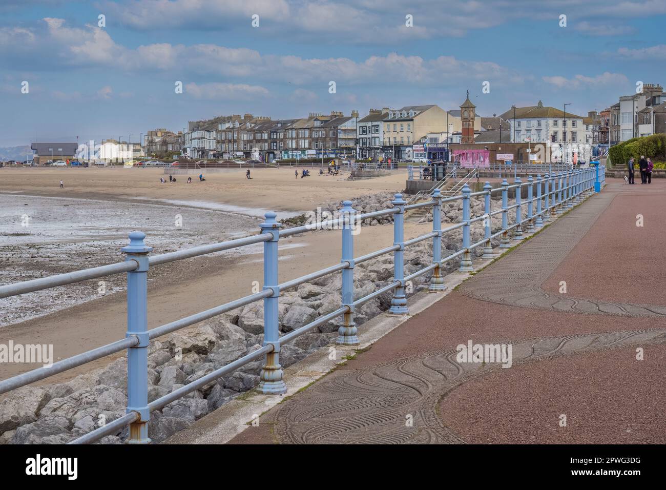 19.04.023 Morecambe, Lancashire, Royaume-Uni.Morecambe Promenade a connu d'importantes rénovations au cours des dernières années, ce qui en fait un propre, plat et accessible sont Banque D'Images