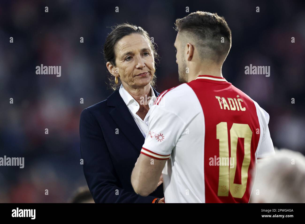 ROTTERDAM - (lr) la directrice générale de la KNVB Marianne van Leeuwen, Dusan Tadic d'Ajax lors de la finale de la coupe de la KNVB TOTO entre PSV et Ajax au stade Feyenoord de Kuip on 30 avril 2023 à Rotterdam, pays-Bas. ANP MAURICE VAN STONE Banque D'Images