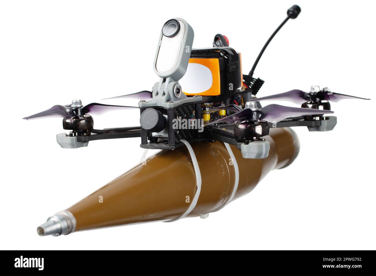 drone-fpv-avec-anti-tank-rpg-warhead-munitions-loitering-bon-marche-pour-la-guerre-moderne-isolee-sur-fond-blanc-2pwg792.jpg