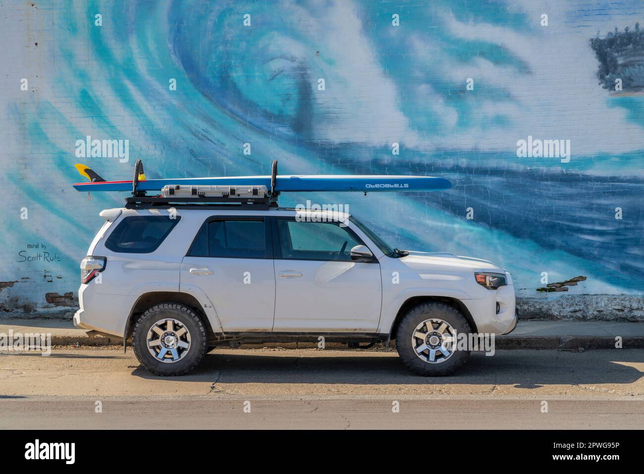 Chillicothe, Mo, Etats-Unis - 23 avril 2023: Toyota 4Runner SUV avec une performance stand up paddleboard (Starboard Waterline) sur les porte-bagages de toit contre la vague Banque D'Images