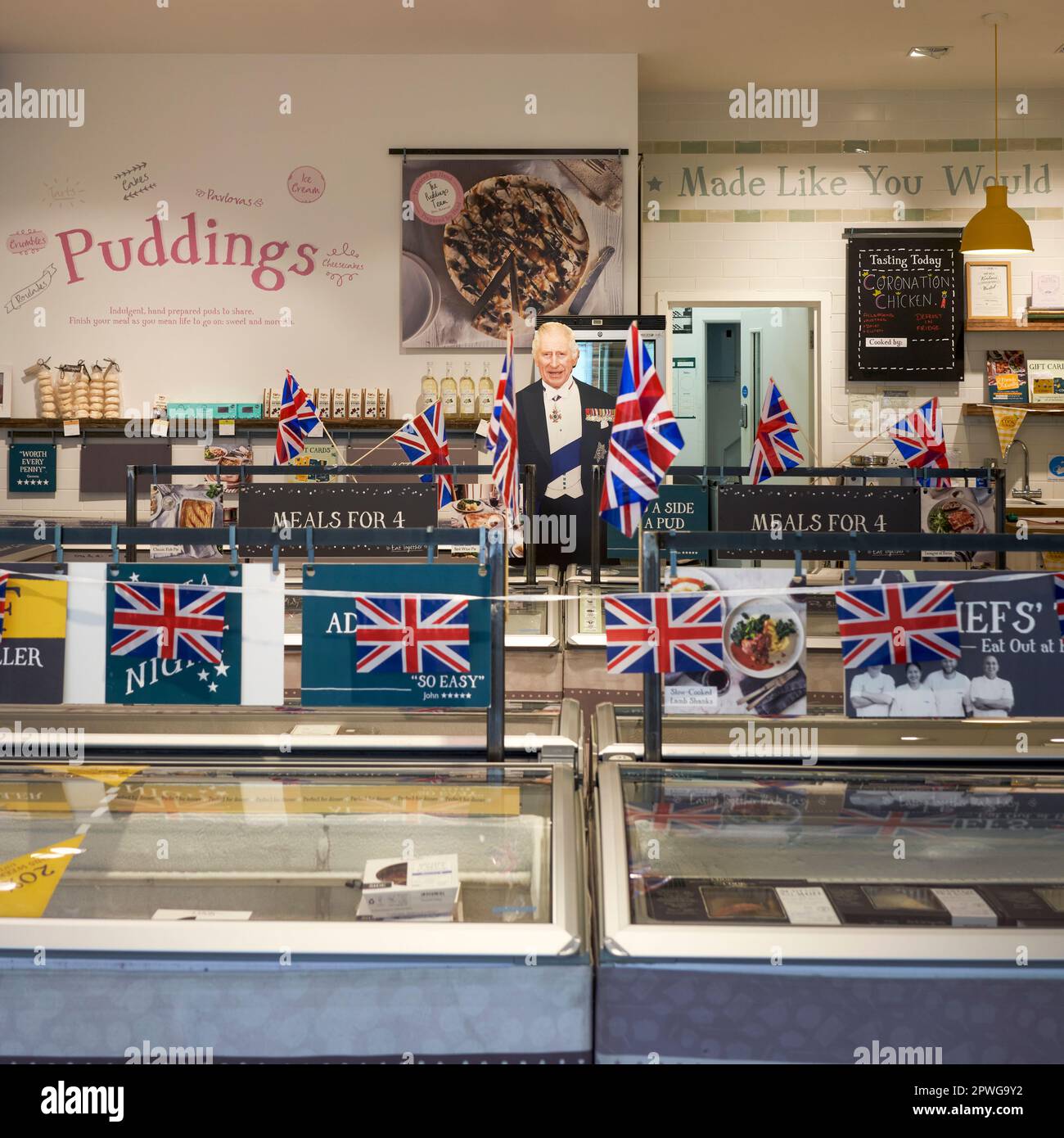 Spectacle de célébration du King Charles III dans un magasin d'alimentation Banque D'Images