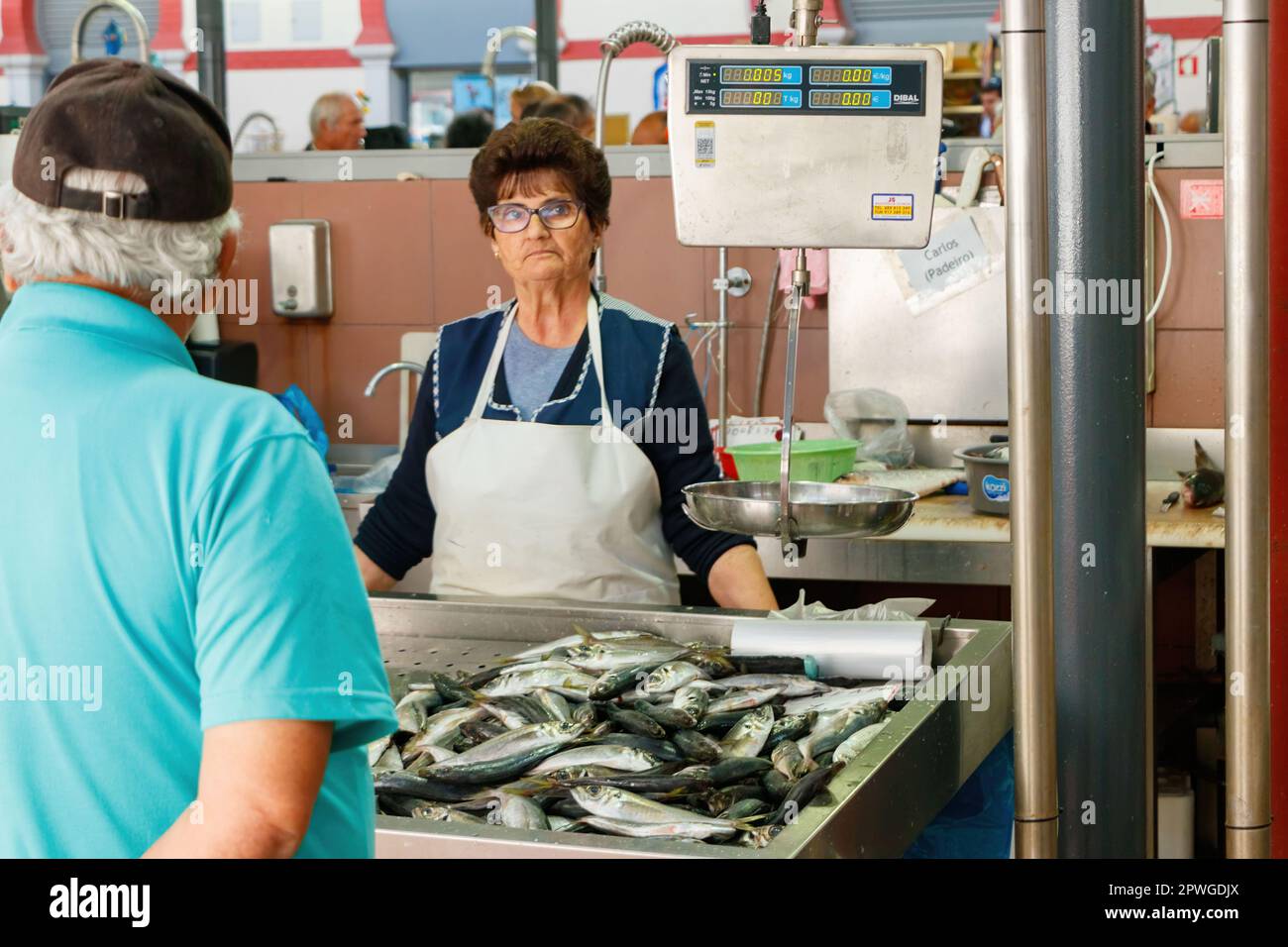 Femme vendant du poisson à un client en décrochage sur le marché de Loule portugal Banque D'Images